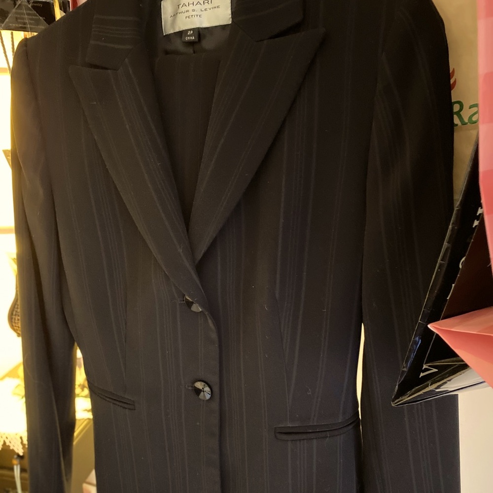 Tahari Pantsuit, Petite 2, Blk w/faint stripe